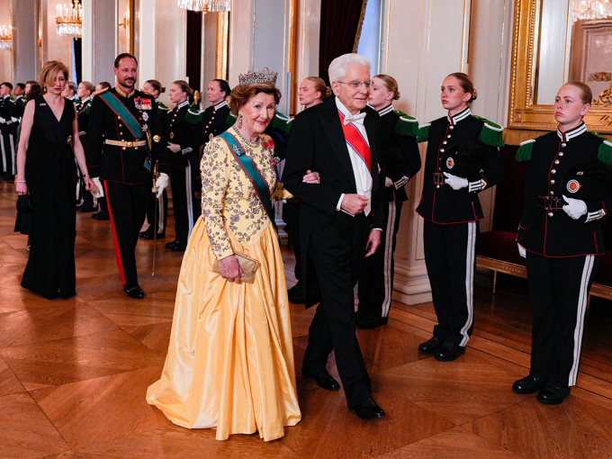 Dronning Sonja og President Mattarella kjem til gallamiddagen. Foto: Javad Parsa, NTB